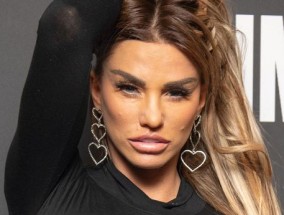 凯蒂·普莱斯(Katie Price)在破产困境中从日常工作中“休暑假”时眉飞目展